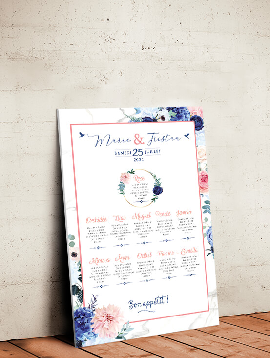 Plan de table de mariage romantique avec fleurs sur fond effet marbre pour un mariage sur le thème amour pastel
