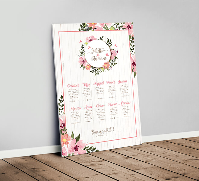 Plan de table de mariage romantique vintage et bohème sur fond effet bois blanc avec fleurs roses pastel